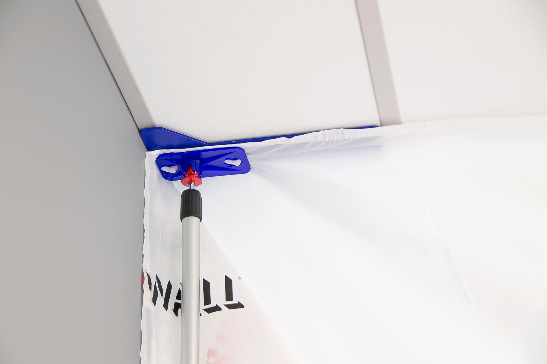 ZipWall Edge Kopfplatte mit Teleskopstange an Kassettendecke