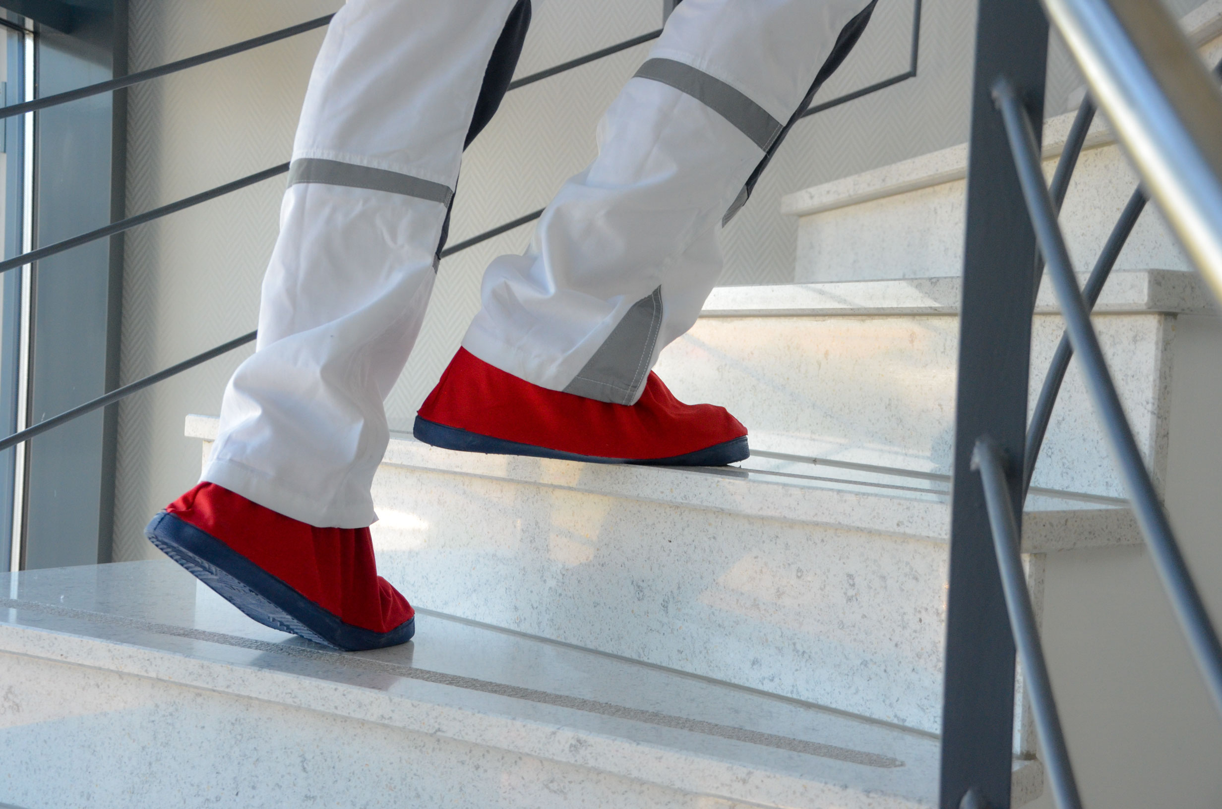 Zero Dust SAUBER rote Überziehschuhe mit rutschfester Sohle