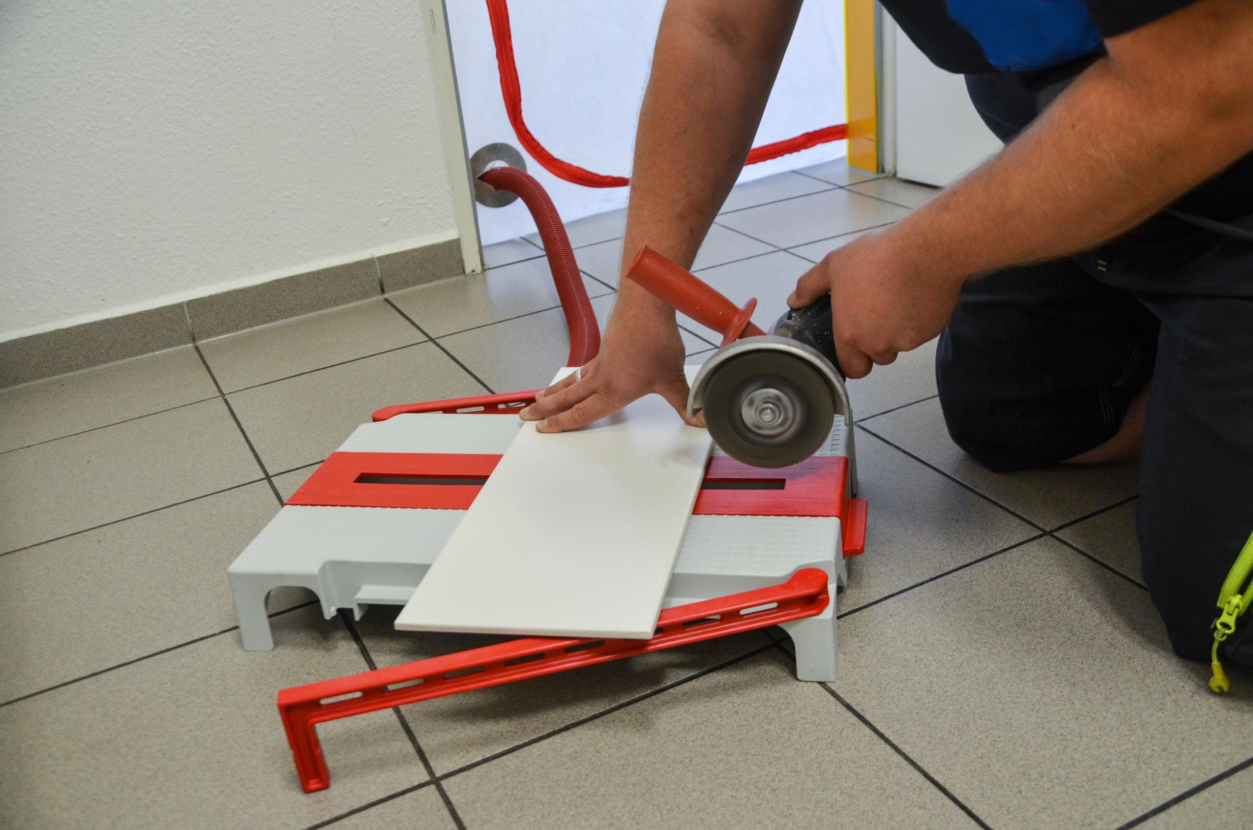 Zero Dust Fliesen Staubbox mit Winkelschleifer beim Fliesens
