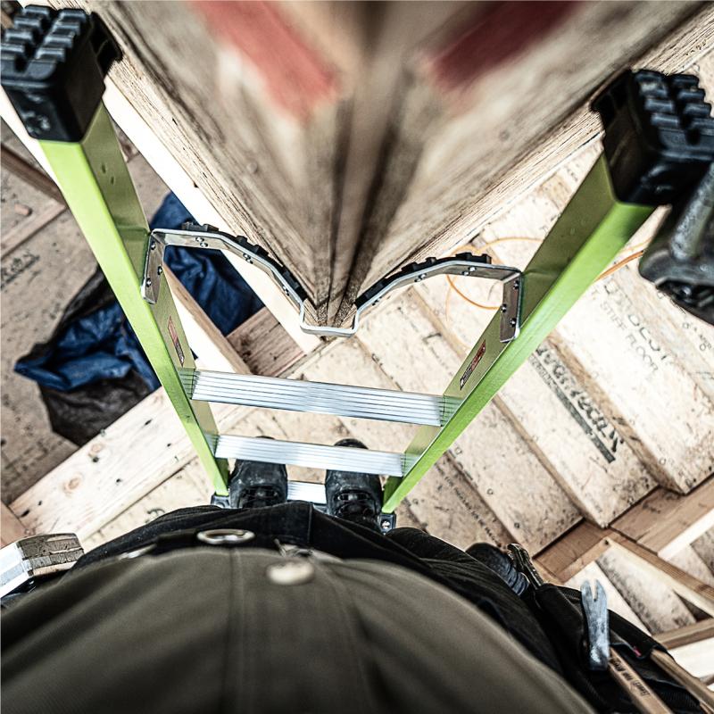 KING KOMBO 3-in-1 Fiberglasleiter mit Wall Pad im Einsatz