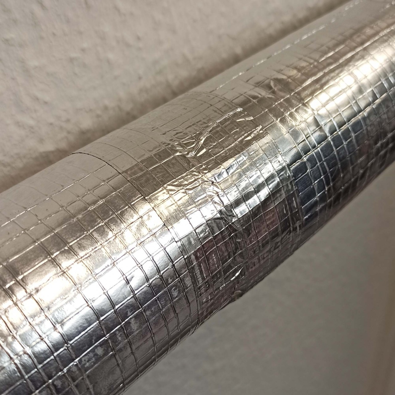 Zero Dust Alu Klebeband mit Glasgelege auf Rohrisolierung