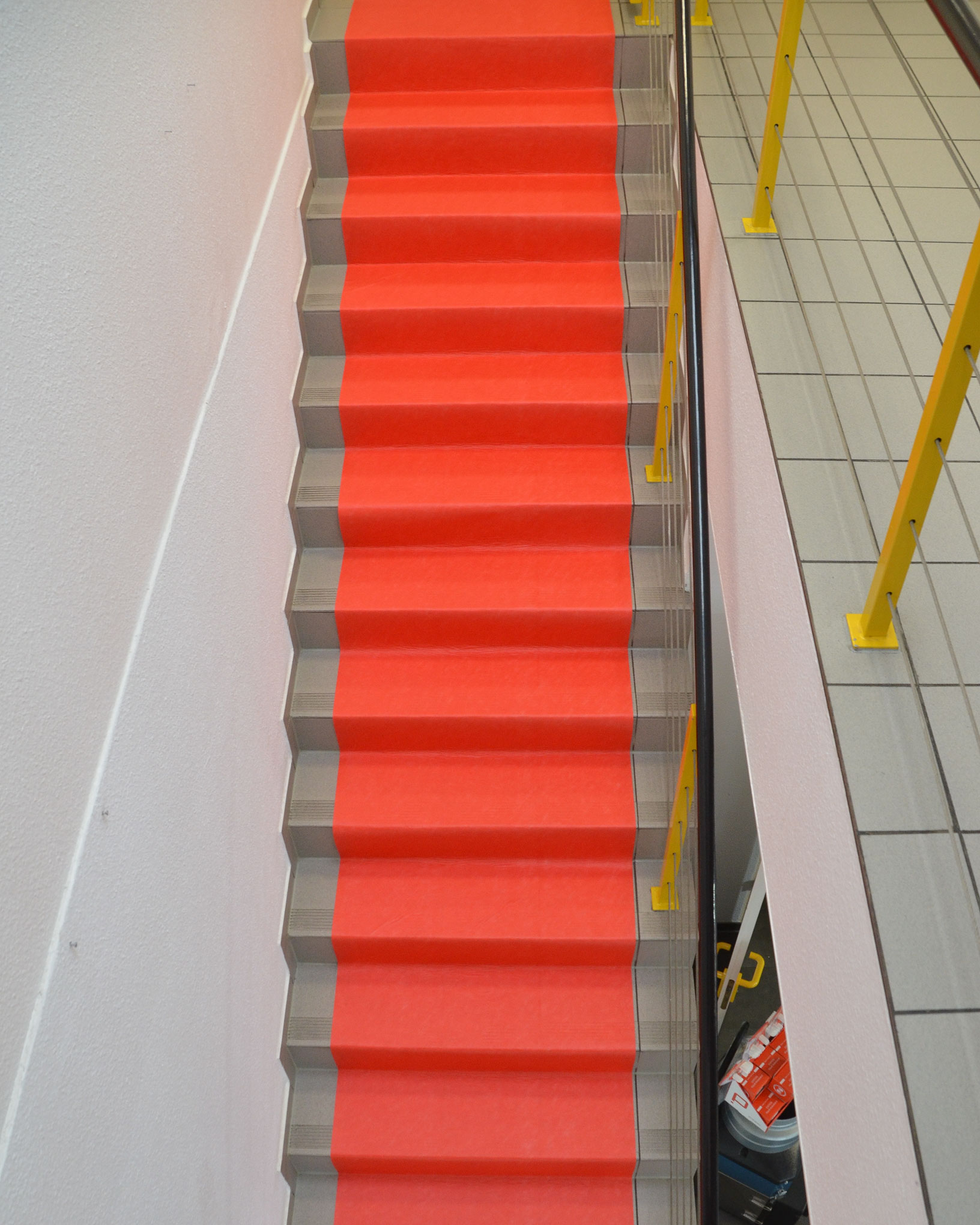 Zero Dust rotes selbstklebendes Treppenschutzvlies 25 m²