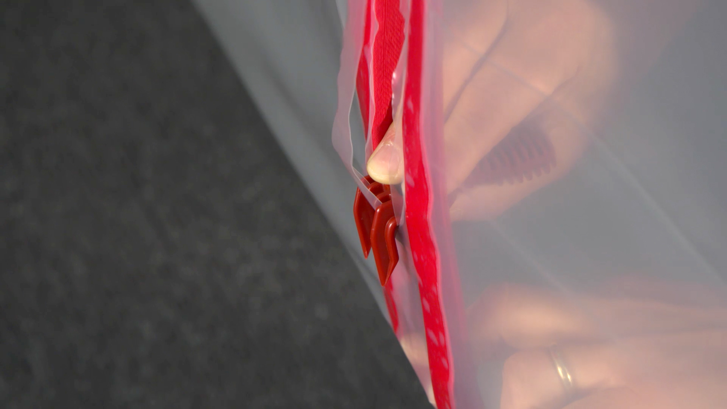 ZipWall roter selbstklebender Reißverschluss an Staubschutzw