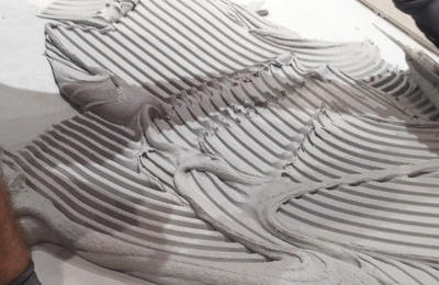 Gleichmäßig angerührter, klumpenfreier Fliesenkleber mit Col