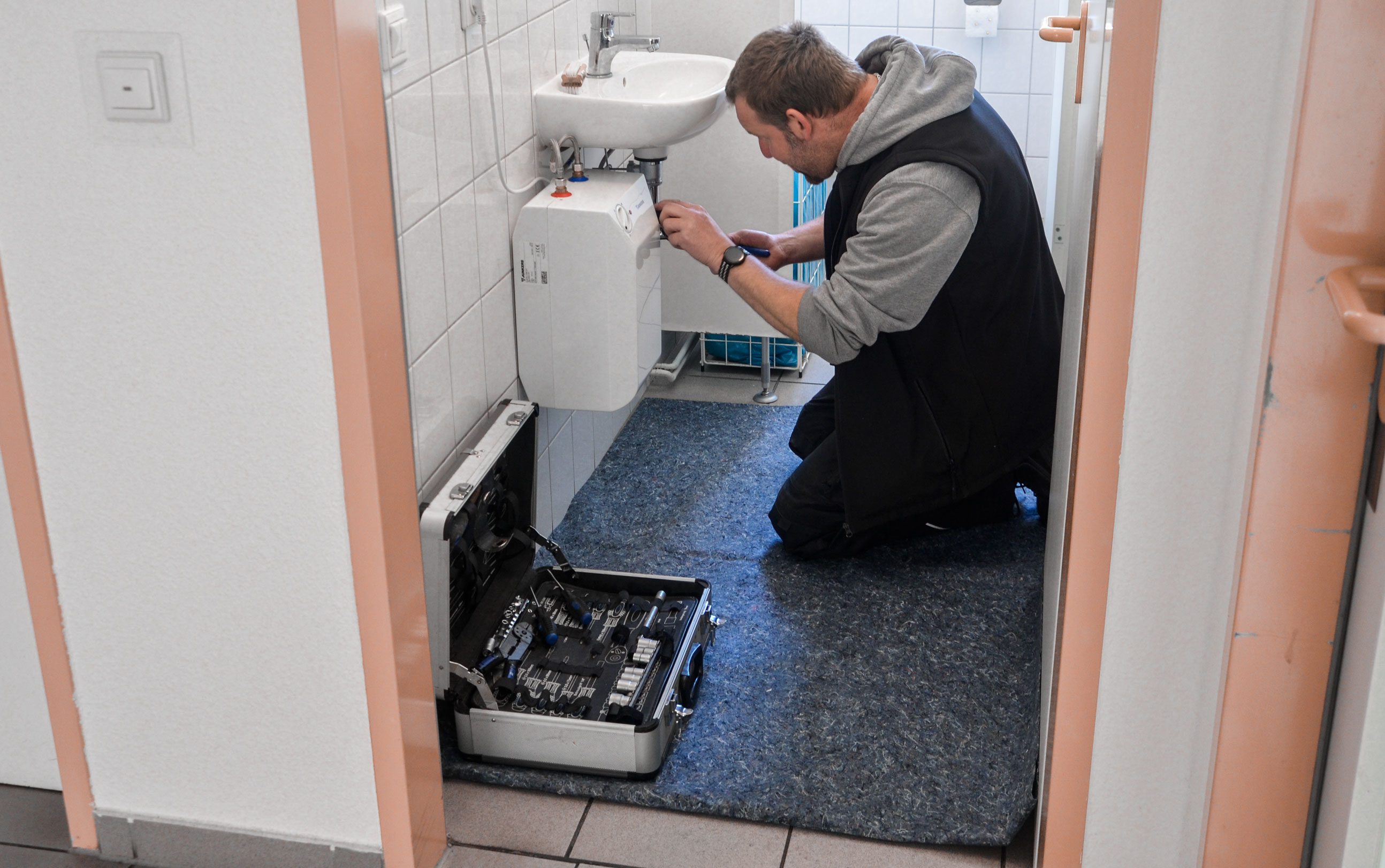 Handwerker arbeitet auf grauem rutschhemmendem, saugfähigem