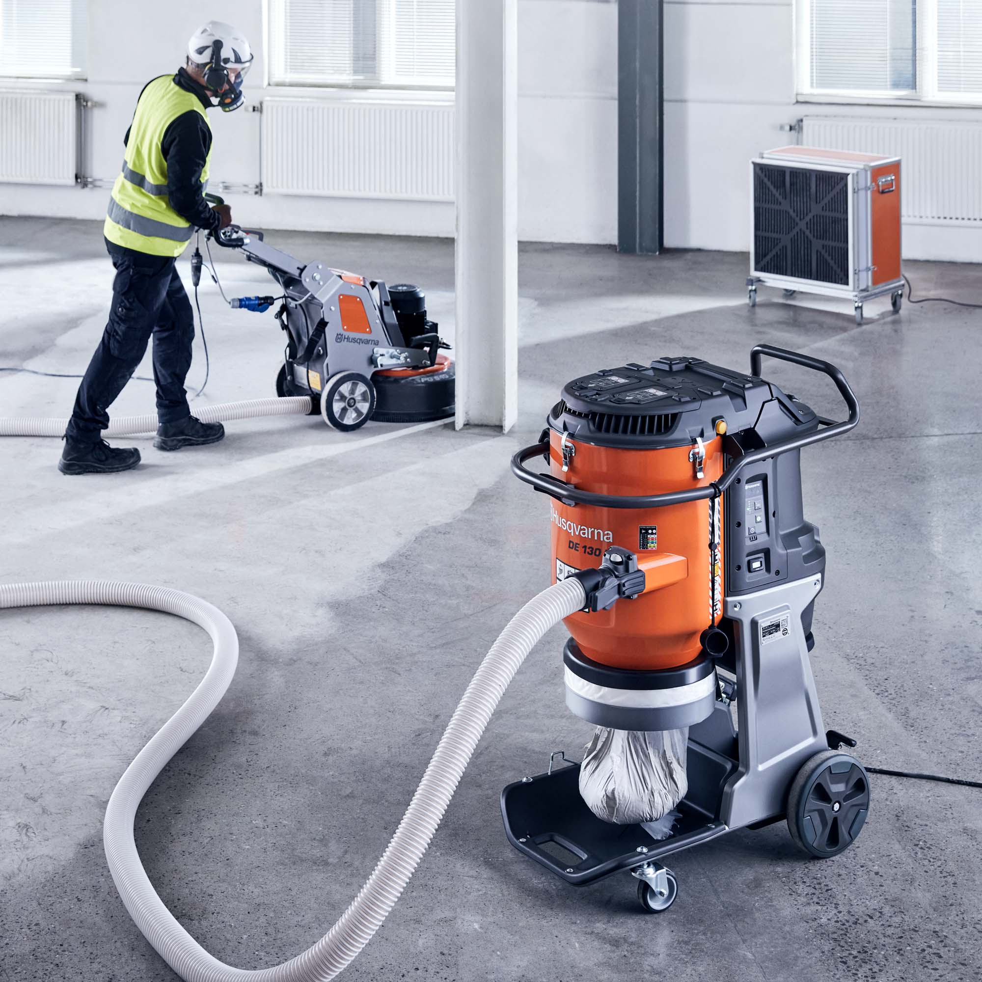 Husqvarna DE 130H Staubabscheider mit HEPA H13 im Einsatz