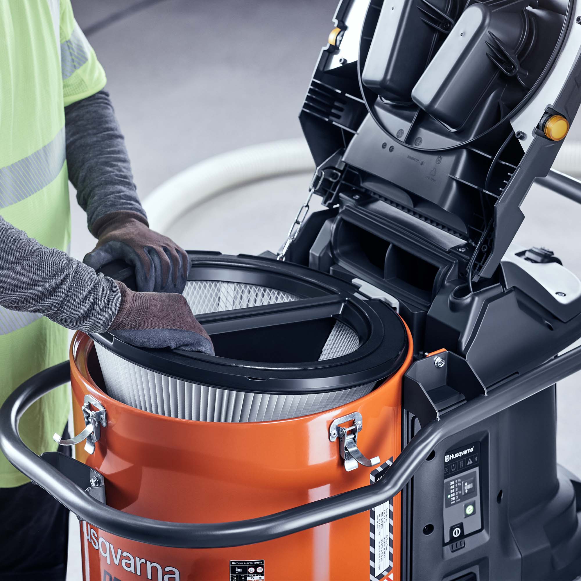 Husqvarna DE 130 H Staubabscheider mit eingesetztem HEPA H13