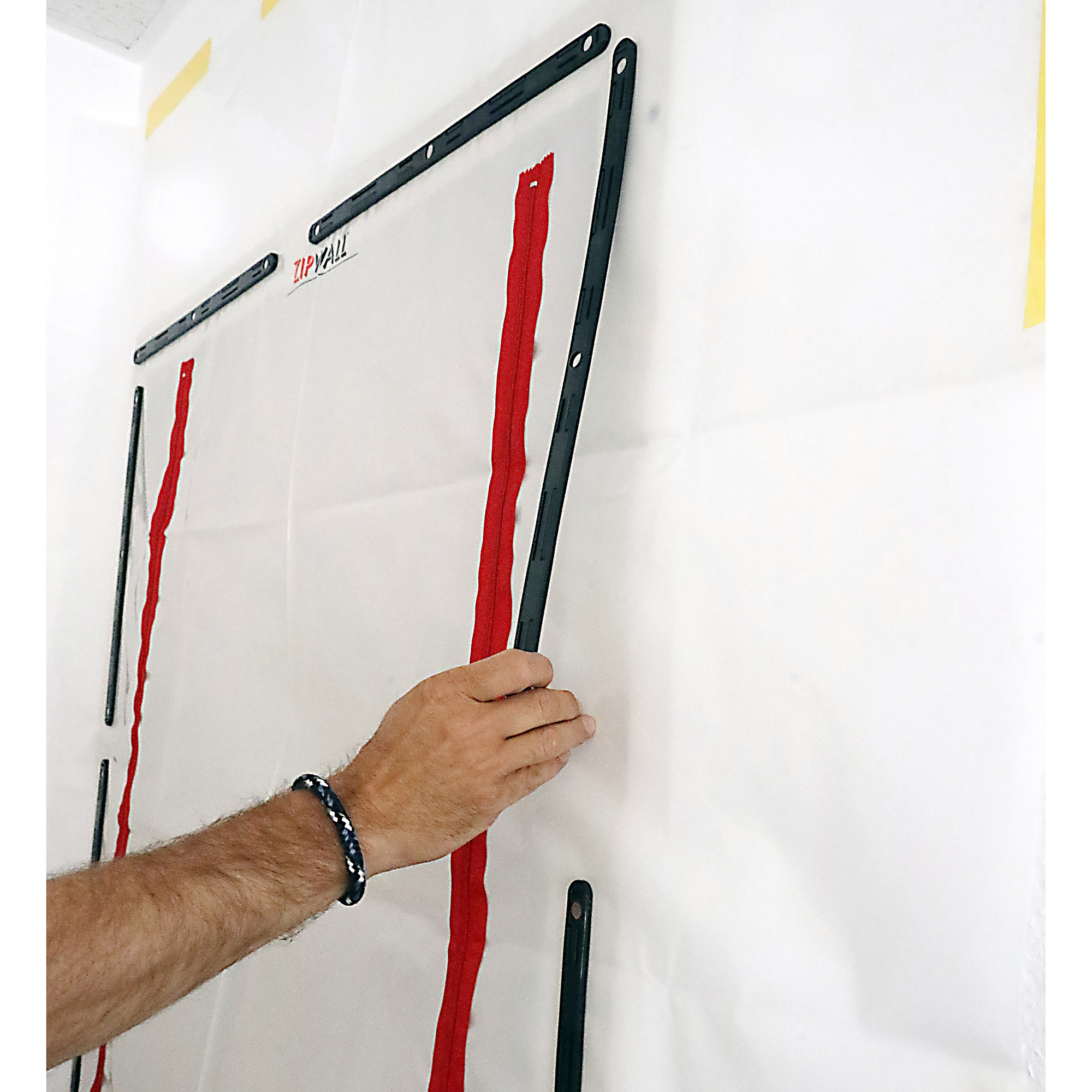 Montage der ZipWall Staubschutztür B1 mit Reißverschluss