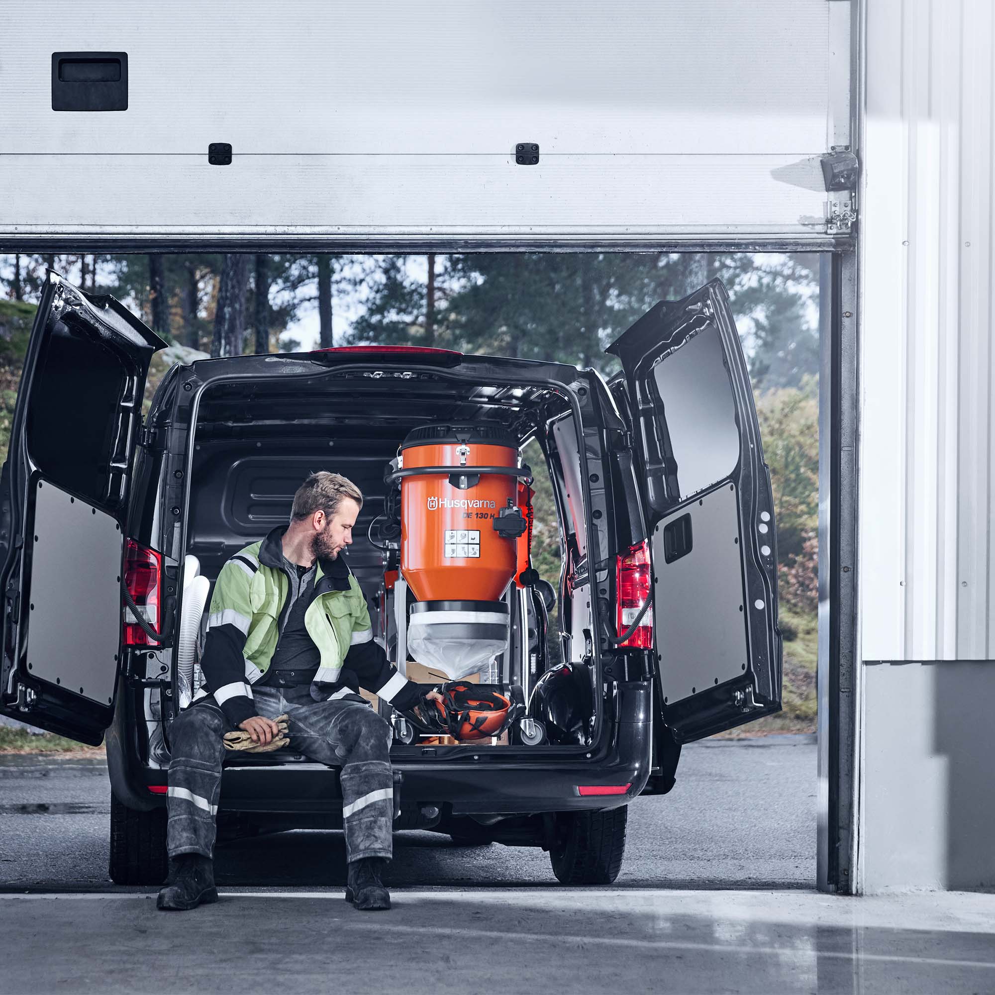 Husqvarna DE 130H Staubsauger / Staubabscheider im Transport