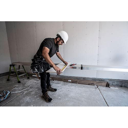 Arbeiter nutzt 2 PERSON PLANK Teleskopbohle von Little Giant