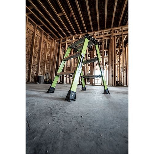 SURE STEP Fiberglas-Stufenstehleiter Little Giant auf Bauste