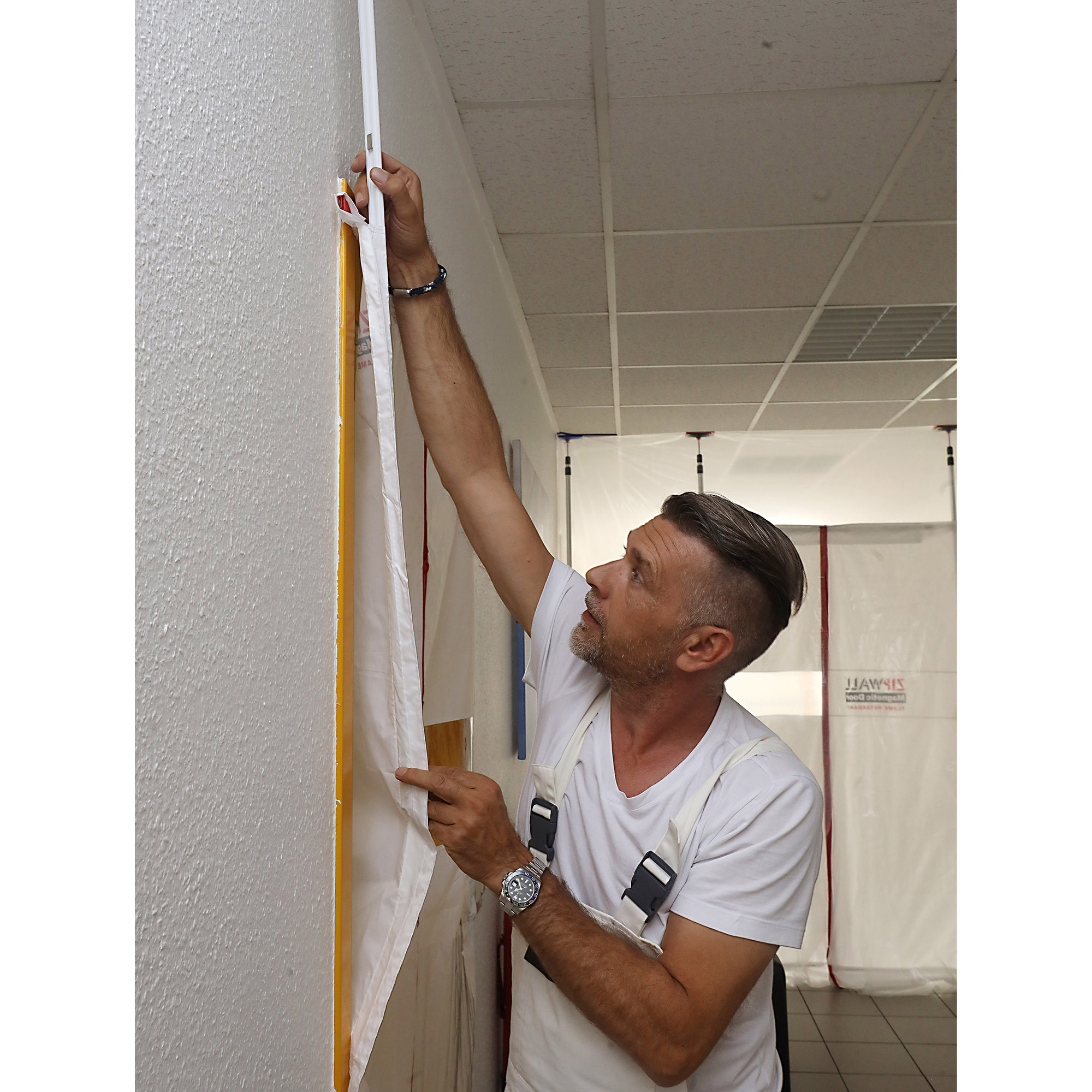 Montage der ZipWall Magnet Staubschutztür aus Nylon