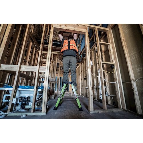 SURE STEP Fiberglas Stufenstehleiter Little Giant im Einsatz