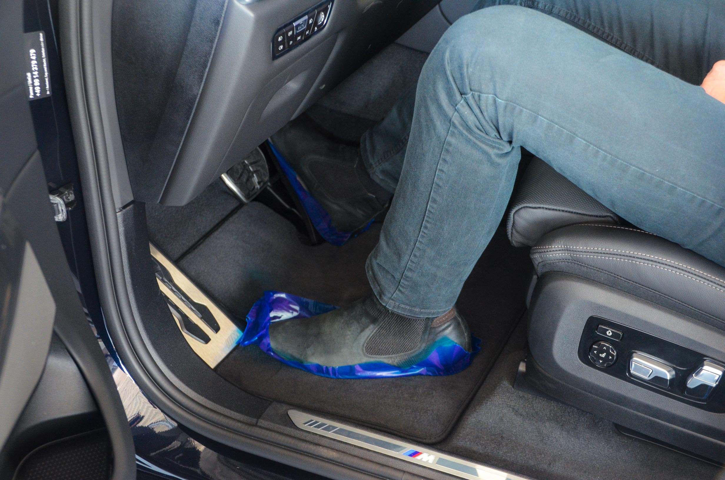 Zero Dust Folien-Einweg-Überschuhe im Auto verwendet