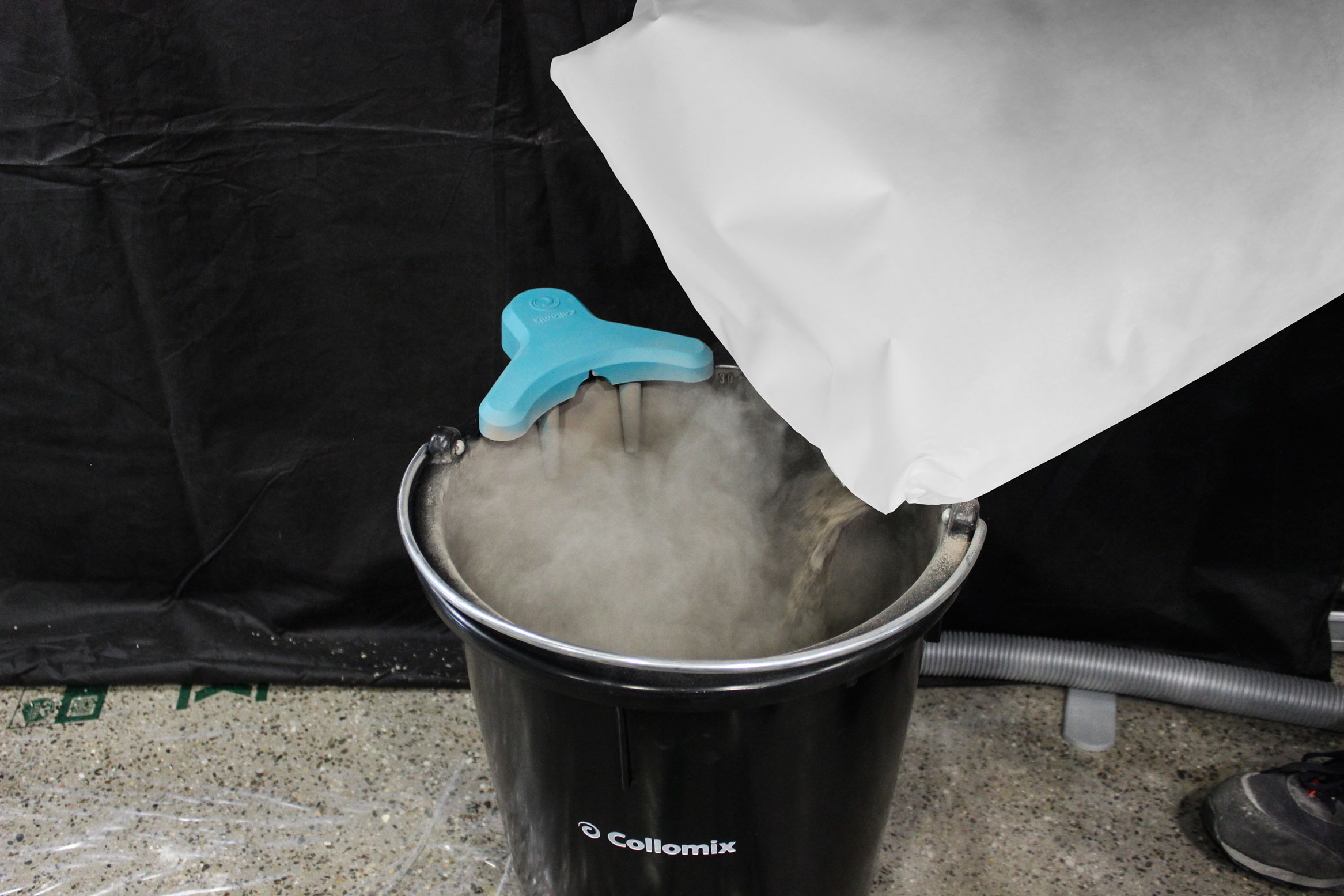 Collomix Mobile Staubabsaugung dust.EX am Mischeimer