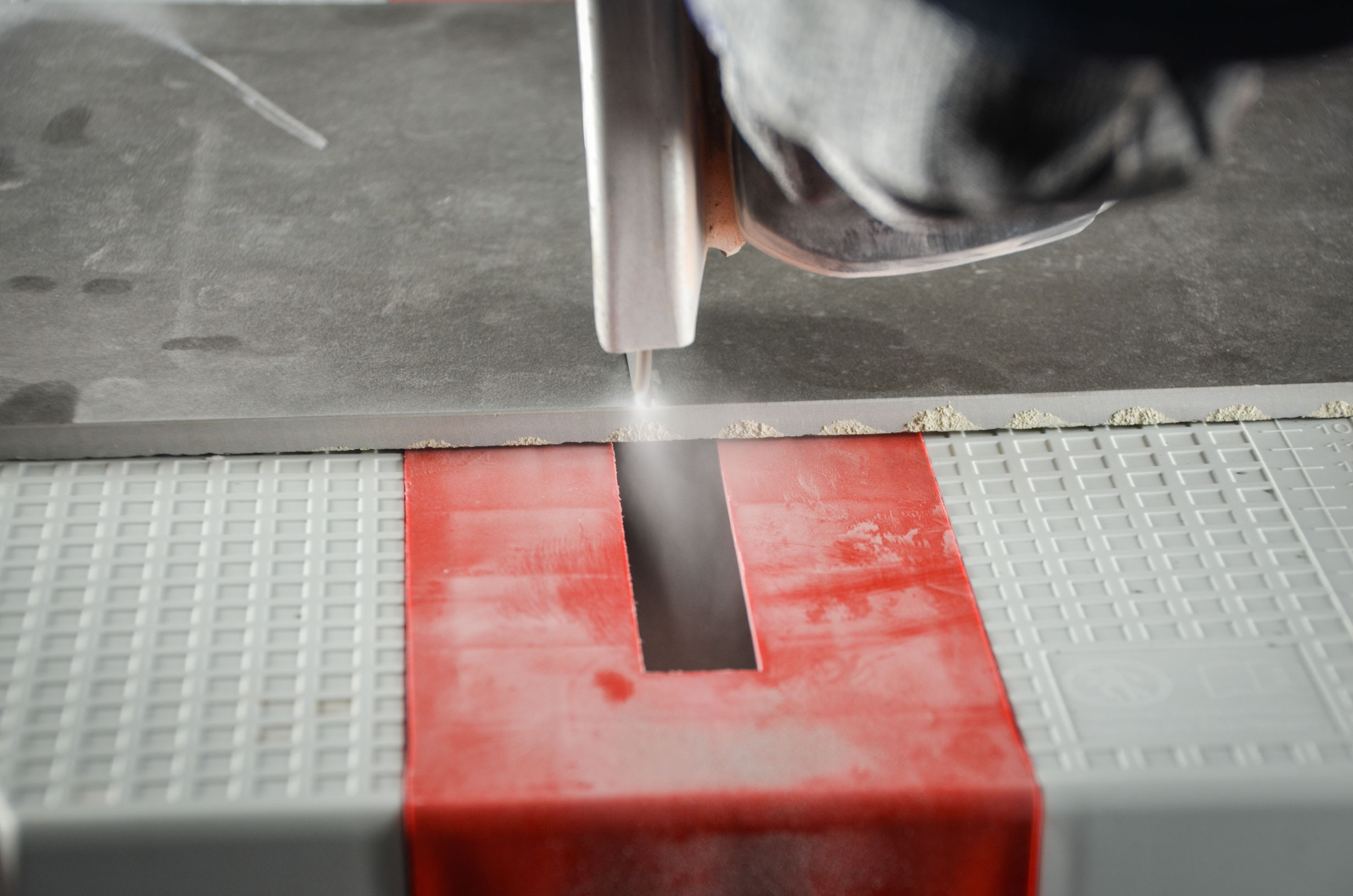 Zero Dust Fliesen Staubbox mit Winkelschleifer beim Schneide