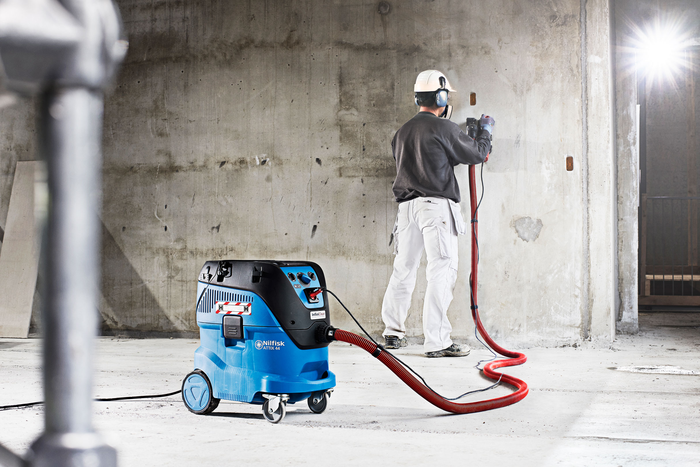 Nilfisk ATTIX 44-2H IC H-Klasse Nass-/Trockensauger auf Baus