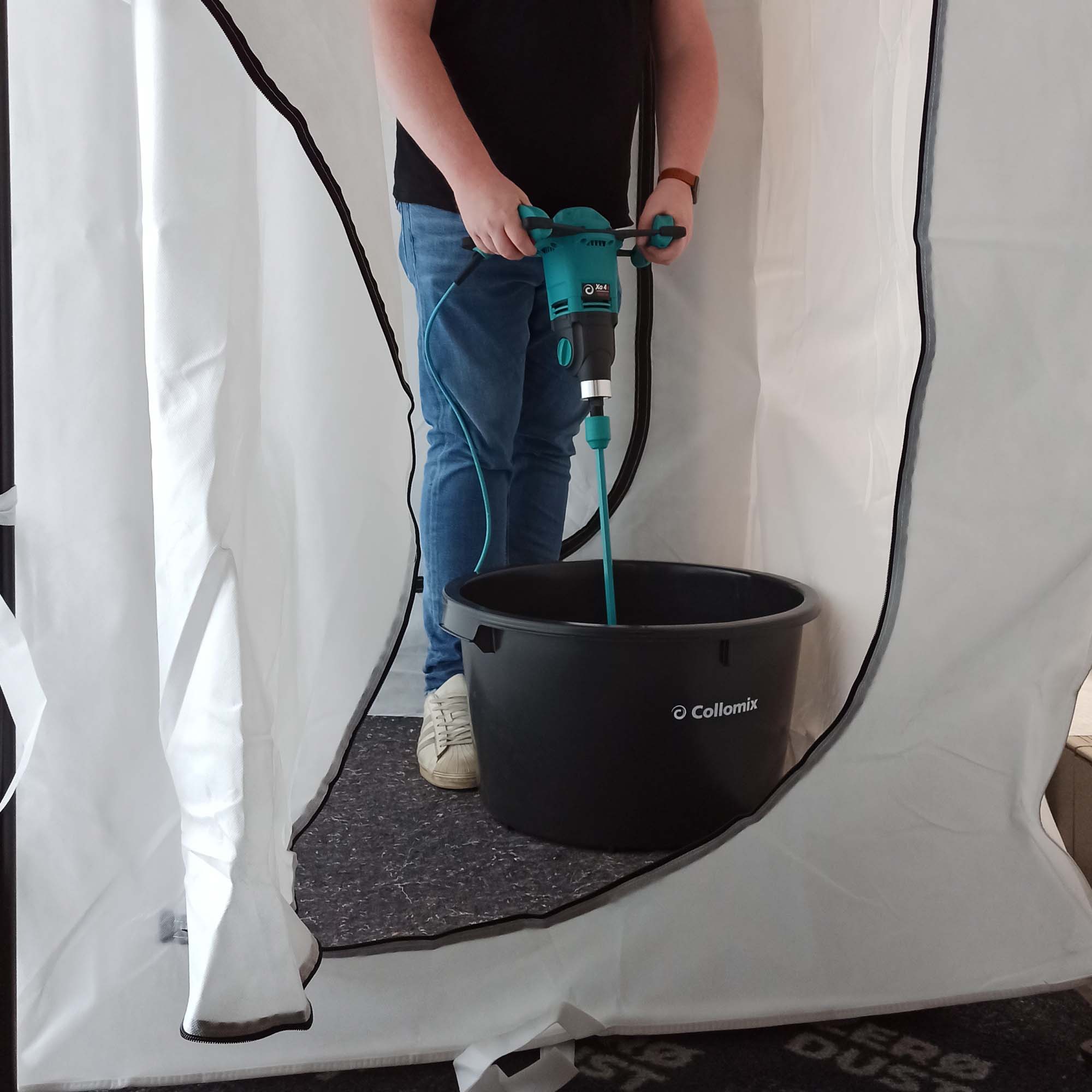 Person arbeitet in Zero Dust Einkammerschleuse aus PP Vlies