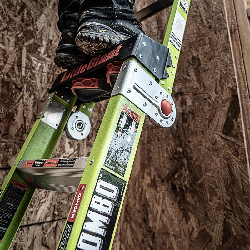 KING KOMBO 3-in-1 Fiberglasleiter 5+4 Stufen im Einsatz