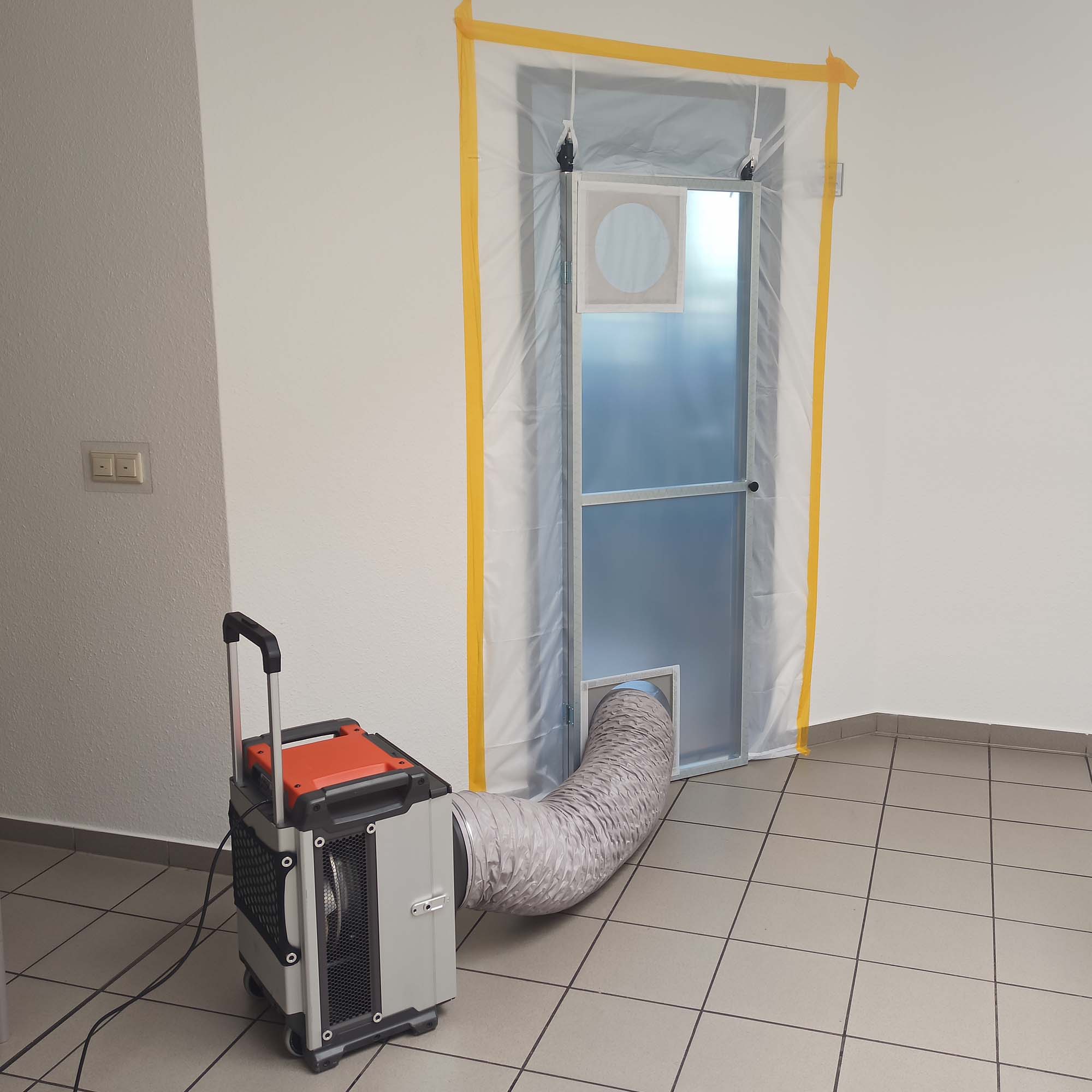 Husqvarna A45 Bau-Luftreiniger mit Schlauch am Staubschutz