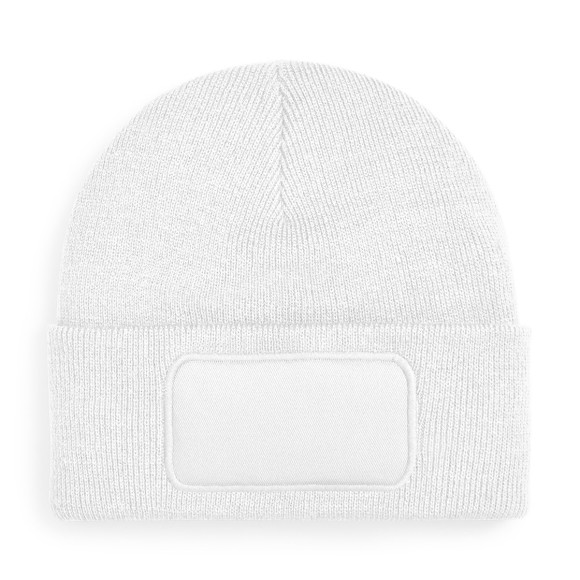 Weiße Strick-Beanie mit aufgenähtem Patch vorn