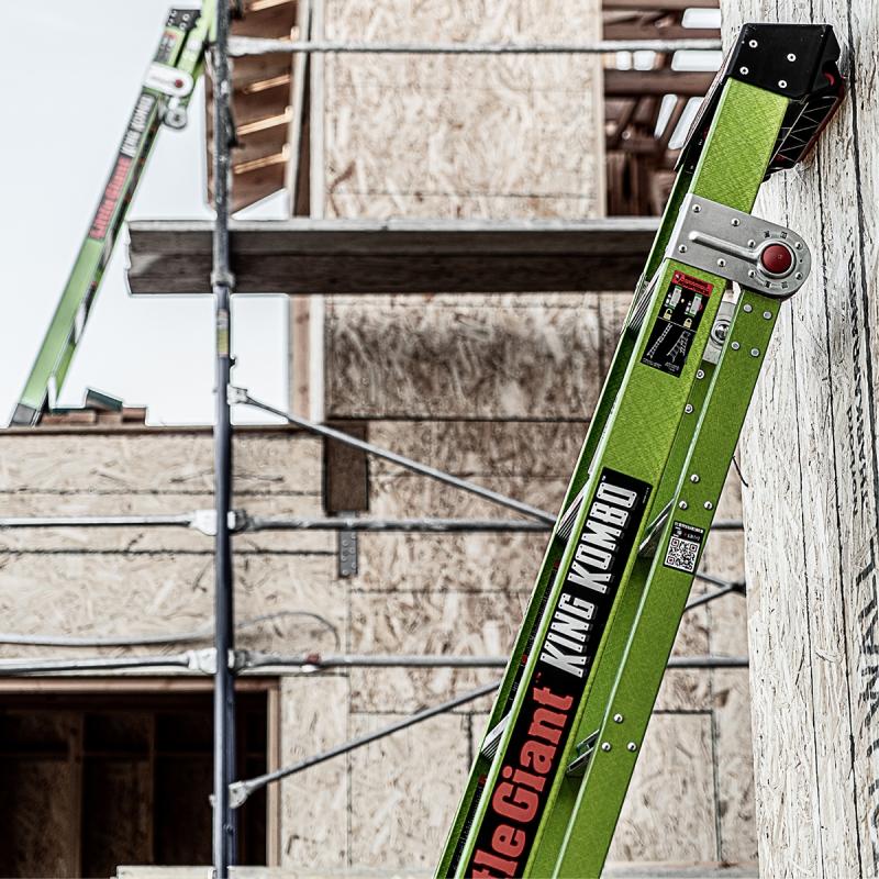 KING KOMBO 3-in-1 Fiberglasleiter auf Baustelle