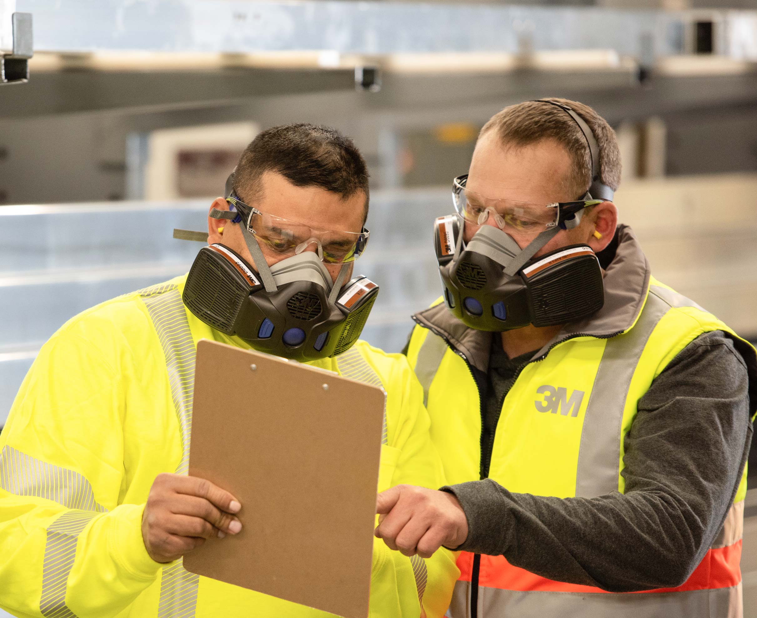 Arbeiter mit 3M Secure Click Halbmaske HF-801 Größe S