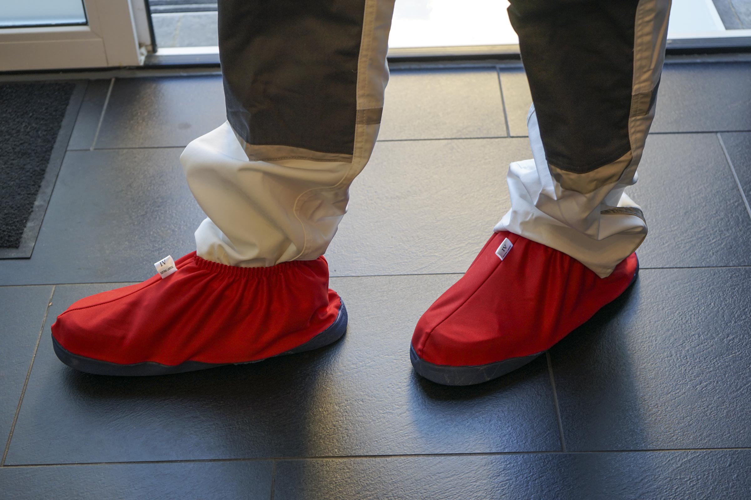 Rote SAUBER Überziehschuhe von Zero Dust mit Gummisohle