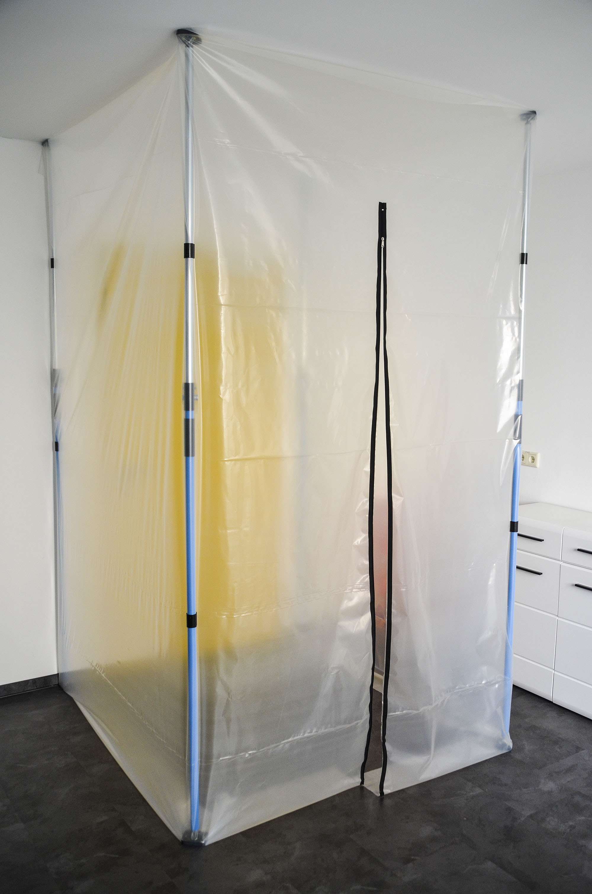 Zero Dust selbstklebender schwarzer Reißverschluss in Staubs