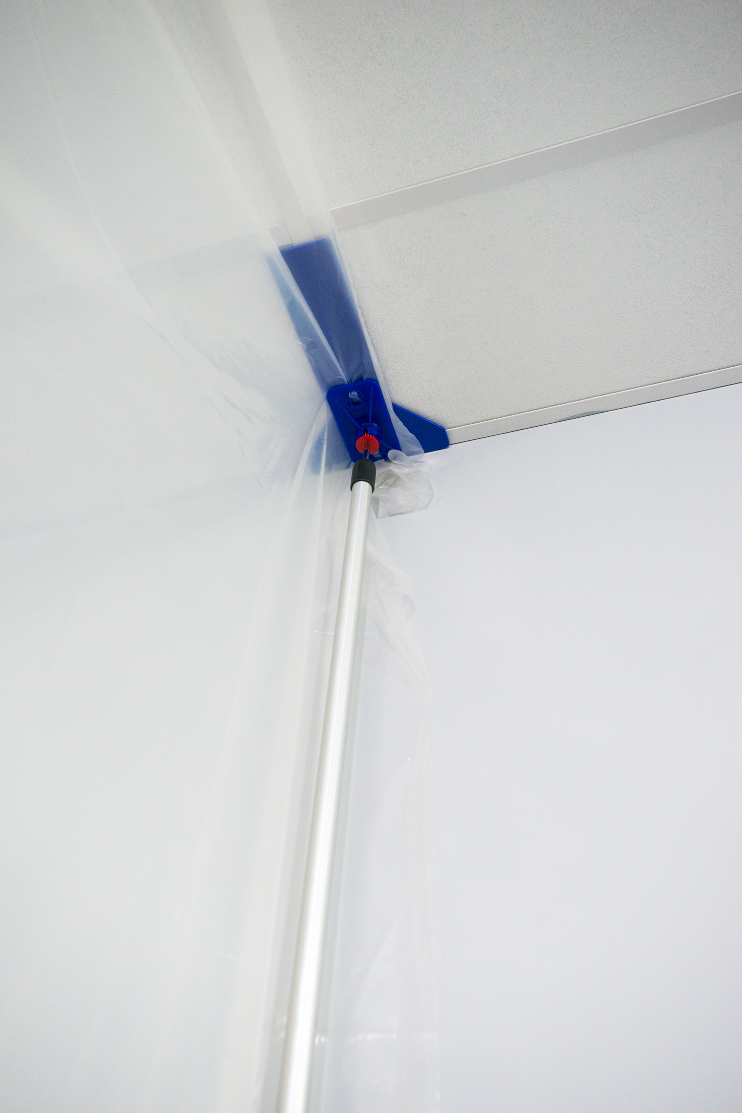 ZipWall Edge Kopfplatte mit Folie an Kassettendecke